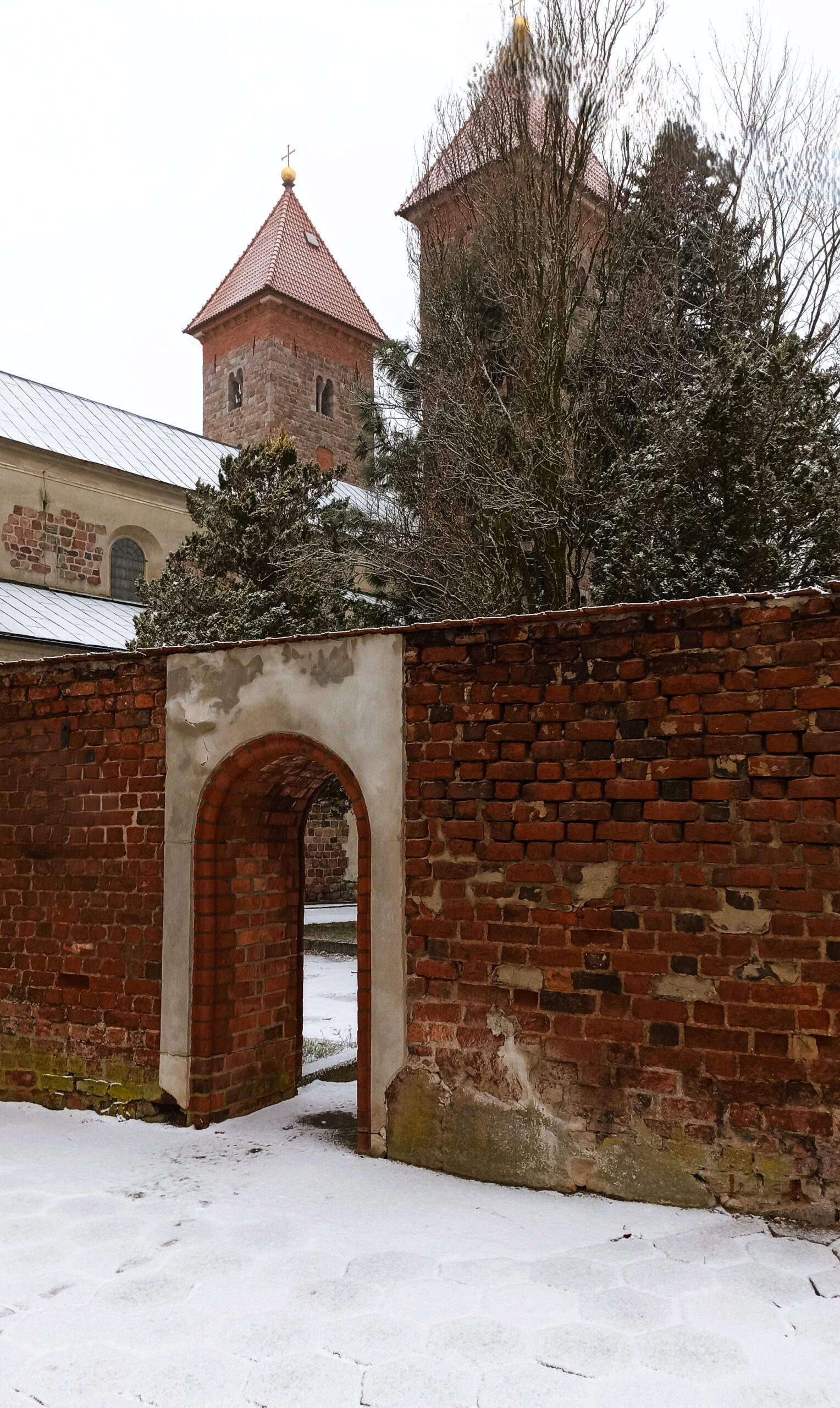 Uczestnicy modlący się w grupie