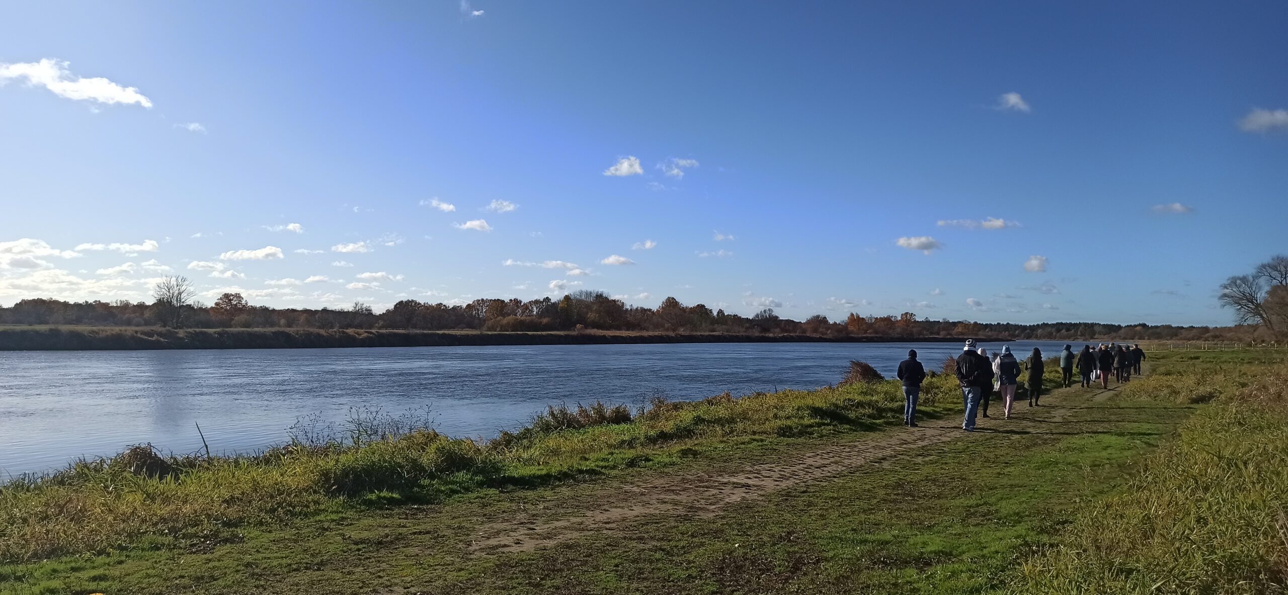 Uczestnicy idą nad rzeką