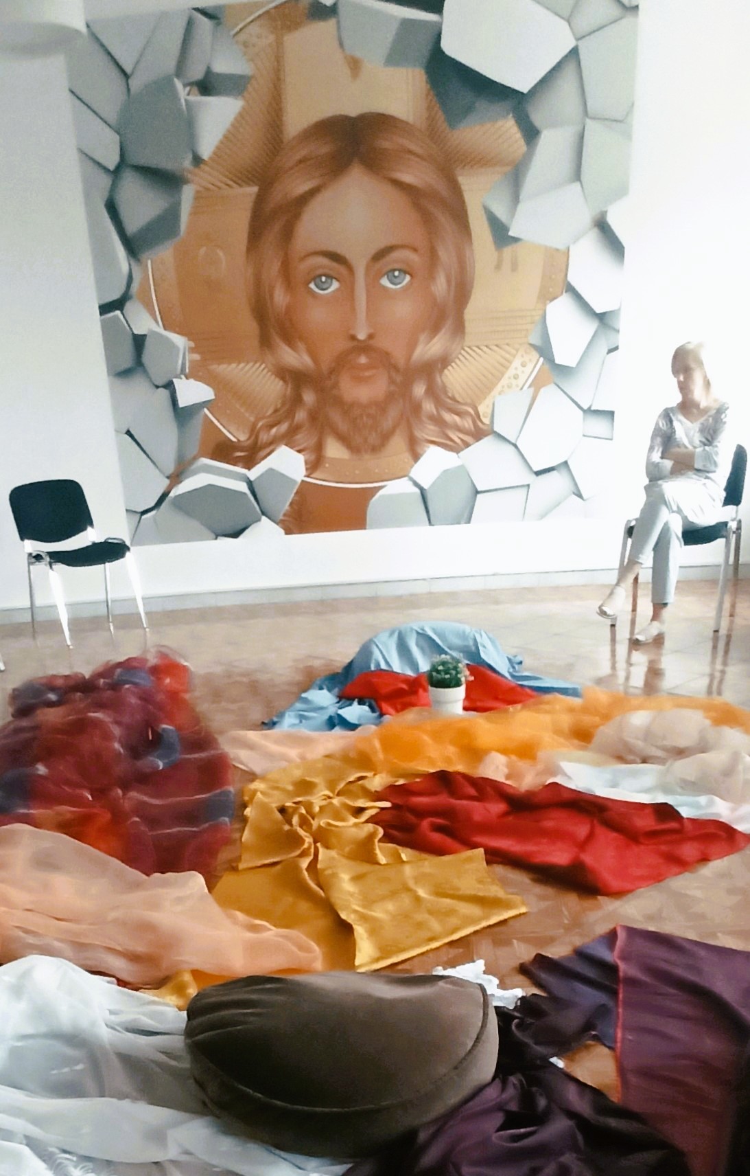 Sala warsztatowa z chustami przed sceną bibliodramy